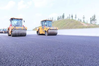 尋龍高速建設(shè)新進展 ATB-25上基層試驗段啟動攤鋪，路橋附屬工程勞務(wù)分包同步推進